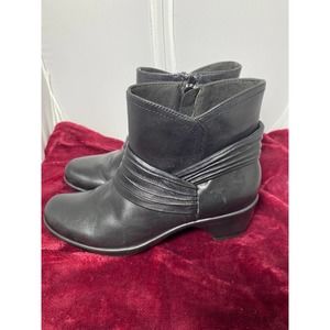 CLARKS Black Leather Zip Ankle Boots Womens Size 7 M Style 36797